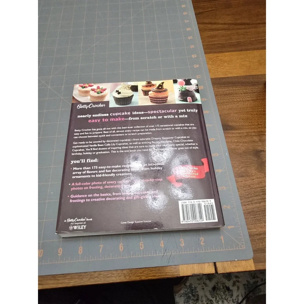 The Betty Crocker the Big Book of‎ Cupcakes by Betty Crocker